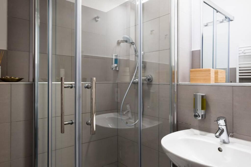 Sc 05 By Rockchair Apartments L Superhost Status L 2 Bedrooms Boxspringbeds Balcony Elevator - Cozy Family & Business Flair Welcomes You! Berlín Exterior foto